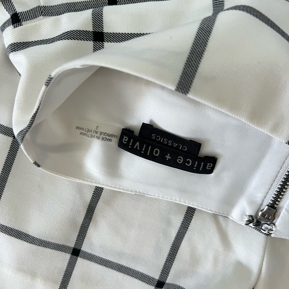 Alice and Olivia white and black shorts size small - Picture 2 of 3